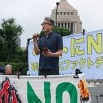 　排外主義反対を訴える「在日クルド人と共に」の温井立央代表＝２１日午後、国会議事堂前