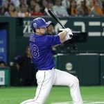 　８回中日２死満塁、代打阿部が右前へ決勝となる逆転２点打を放つ＝東京ドーム