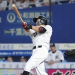 　８回ロッテ無死一塁、山口が左越えに勝ち越し２ランを放つ＝ＺＯＺＯマリン