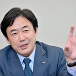　インタビューに答えるＫＤＤＩの松田浩路社長
