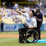 　ドジャース-オリオールズ戦で始球式を務める国枝慎吾さん＝ロサンゼルス（共同）