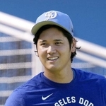 　練習中に笑顔を見せるドジャース・大谷＝２０日、ロサンゼルス（共同）