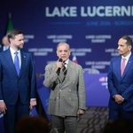 　スイス中部ビュルゲンシュトックで協議に臨む（左から）バンス米副大統領、パキスタンのシャリフ首相、カタールのムハンマド首相＝２１日（パキスタン政府提供、ゲッティ＝共同）
