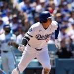　オリオールズ戦の２回、中前打を放つドジャース・大谷＝ロサンゼルス（共同）