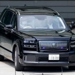 　トヨタ自動車の最高級ブランド「センチュリー」のＳＵＶに新調された高市首相が移動で使う専用車＝２２日午前、首相官邸