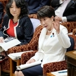 　衆院予算委で答弁のため挙手する高市首相＝２２日午前