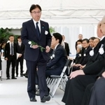 　ハンセン病患者や元患者の追悼と名誉回復のための式典で、献花する上野厚労相＝２２日午前、厚労省