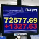 　取引時間中の最高値を更新し、初めて７万２０００円台に乗せた日経平均株価示すモニター＝２２日午前、東京都港区の外為どっとコム