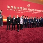 　「第４回中国国際サプライチェーン促進博覧会」の会場で記念写真を撮る人たち＝２２日、北京（共同）