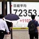 　日経平均株価の終値を示すモニター＝２２日午後、東京都中央区