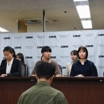 　記者会見する原告ら＝２２日午後、東京・霞が関の司法記者クラブ