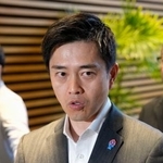 　高市首相と会談後、記者団の取材に応じる日本維新の会の吉村代表。右奥は遠藤国対委員長＝２２日午後、首相官邸