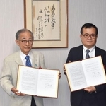 　全国大学生協連と連携協定書を交わした「ノーモア・ヒバクシャ記憶遺産を継承する会」の浜住治郎さん（左）＝２２日午後、東京都杉並区