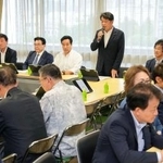 　自民党の税制調査会と社会保障制度調査会の合同会合で、あいさつする小野寺税調会長＝２２日午後、東京・永田町の党本部