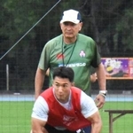 　練習を見守るラグビー日本代表のジョーンズ・ヘッドコーチ（奥）＝２２日、宮崎市