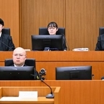 　内田梨瑚被告の判決公判が開かれた旭川地裁の法廷。奥中央は田中結花裁判長＝２２日午後