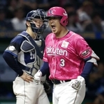 　１１回、同点ソロを放ち雄たけびを上げる楽天・浅村。捕手小島＝東京ドーム