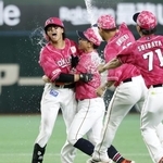　１２回、サヨナラ打を放ち、手荒い祝福を受ける楽天・黒川（左端）＝東京ドーム