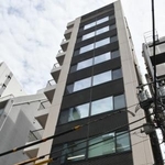 　警視庁に逮捕されたフー・シー容疑者が代表取締役を務める会社が入るビル＝２２日、東京都千代田区