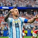 　アルゼンチン-オーストリア　前半、先制ゴールを決め喜ぶアルゼンチンのメッシ＝ダラス（共同）