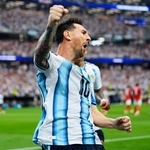 　アルゼンチン-オーストリア　前半、先制ゴールを決め喜ぶアルゼンチンのメッシ＝ダラス（共同）