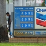 　フロリダ州のガソリンスタンドに設置されたシェブロンの看板＝５月、ノースマイアミ（ＡＰ＝共同）