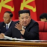 　中央委員会拡大総会で発言する北朝鮮の金正恩党総書記＝平壌（朝鮮中央通信＝共同）