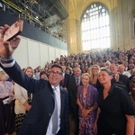 　英議会議事堂のホールで自撮りするアンディ・バーナム前マンチェスター市長＝２２日、ロンドン（ＰＡ提供・ＡＰ＝共同）