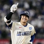 　ホームランを放ち、笑顔で塁を回るドジャース・大谷＝２０日、ロサンゼルス（共同）