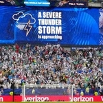 　フランス-イラク戦で雷雨の接近を知らせる競技場のモニター＝フィラデルフィア（ＡＰ＝共同）