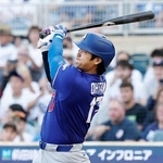 　ツインズ戦の１回、１７号となる先頭打者本塁打を放つドジャース・大谷＝ミネアポリス（共同）