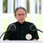　沖縄全戦没者追悼式で平和宣言を読み上げる沖縄県の玉城デニー知事＝２３日午後、沖縄県糸満市の平和祈念公園