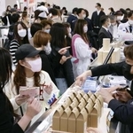 　買い物客で賑わう百貨店＝２０２３年、名古屋市内
