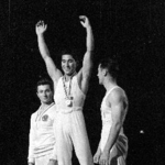 　１９６４年１０月、東京五輪体操男子種目別の跳馬で金メダルを獲得した松田（旧姓山下）治広さん（中央）＝東京体育館