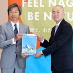 　長野青年会議所の若麻績憲義理事長（右）から提言書を受け取る長野市の荻原健司市長＝２３日午後、長野市役所