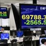 　７万円を割り込んだ日経平均株価の終値を示すモニター＝２３日午後、東京都港区の外為どっとコム