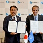 　覚書を締結した赤沢経産相（左）とＩＡＥＡのグロッシ事務局長＝２３日午後、経産省