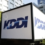 　ＫＤＤＩの看板＝東京都新宿区