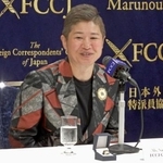 　日本外国特派員協会で記者会見するボクシング元世界チャンピオンの藤岡奈穂子さん＝２３日、東京都千代田区