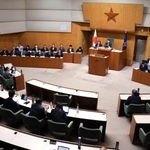 　太陽光発電施設の設置を規制する改正条例を全会一致で可決した北海道釧路市議会＝２３日午後
