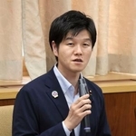 　畜産物の安定供給に向けた官民の会合で発言する鈴木農相＝２３日午後、農水省