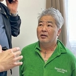 　居住するマニラのコンドミニアムで捜査当局者に拘束された井上英陽容疑者＝２３日（フィリピン警察提供・共同）
