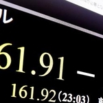 　一時１ドル＝１６１円９０銭台を付けた円相場を示すモニター＝２２日深夜、東京・東新橋