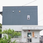 　爆竹が置かれた宮城県名取市の「館腰交番」＝２２日