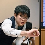 　囲碁の第５１期碁聖戦第１局で先勝した挑戦者の佐田篤史七段＝２３日午後、大阪市の日本棋院関西総本部