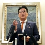　記者の質問に答える日本国際貿易促進協会の会長代行を務める橋本岳元厚生労働副大臣＝２３日、北京（共同）