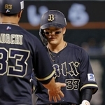 　８回、この試合３安打目となる中前打を放ちコーチとタッチするオリックス・杉沢＝みずほペイペイドーム