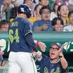 　８回、生還した岩田（左）を迎えるヤクルト・池山監督＝甲子園