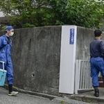 　大型冷凍庫から成人男性の遺体が見つかったマンションに出入りする捜査員＝２２日午前、神戸市中央区