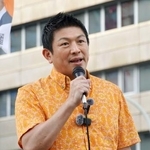 　那覇市で街頭演説する参政党の神谷代表＝２３日午後